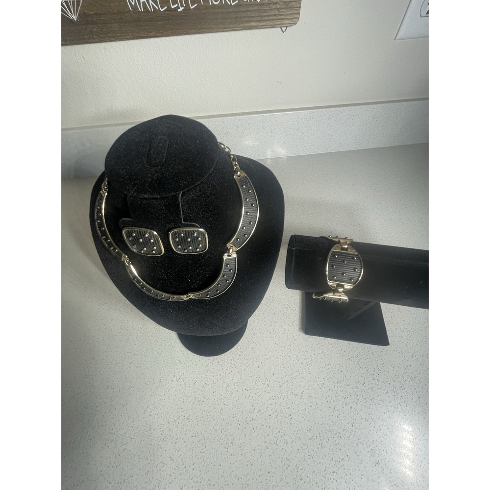 VTG Gold Tone & Black Enamel Set Collar Necklace Hinged Bangle Clip On Earrings